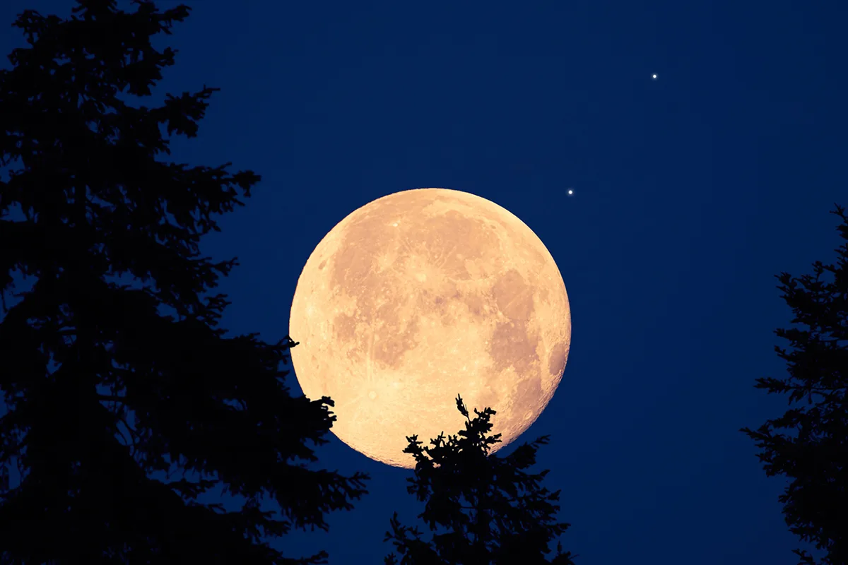 Blue Moon and a 3-planet alignment tonight – don't miss this weekend's rare stargazing double feature.